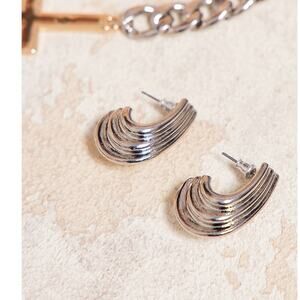 NWT Pretty Little Thing Silver Chunky Curved Ribbed Hoop Push Back Earrings